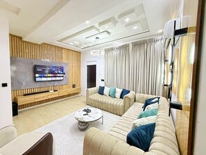 Living area - Beautifully Styled 2 Bedroom Apartment in Salem Ikate. QQ (Ikate)