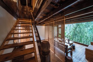 Suite Deluxe, baño privado, vista a la montaña | Interior