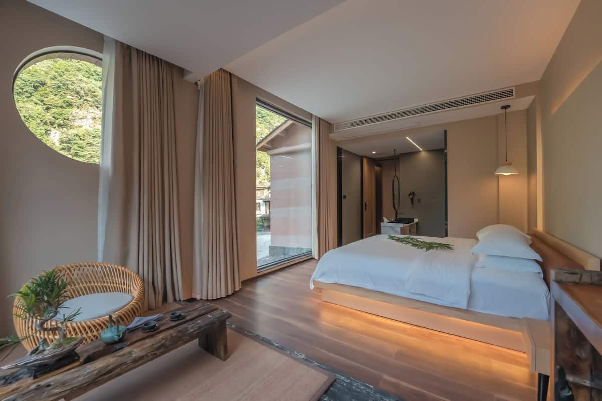 Suite de estilo japonés, 2 habitaciones, aire acondicionado, vista a la colina | Cortinas blackout, insonorización y wifi gratis
