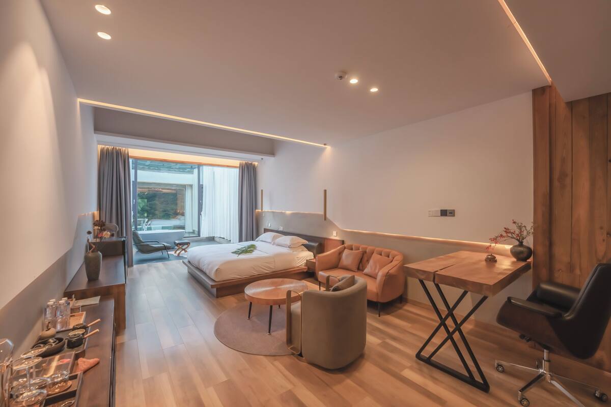 Loft familiar, se aceptan mascotas, vista a la colina | Cortinas blackout, insonorización y wifi gratis