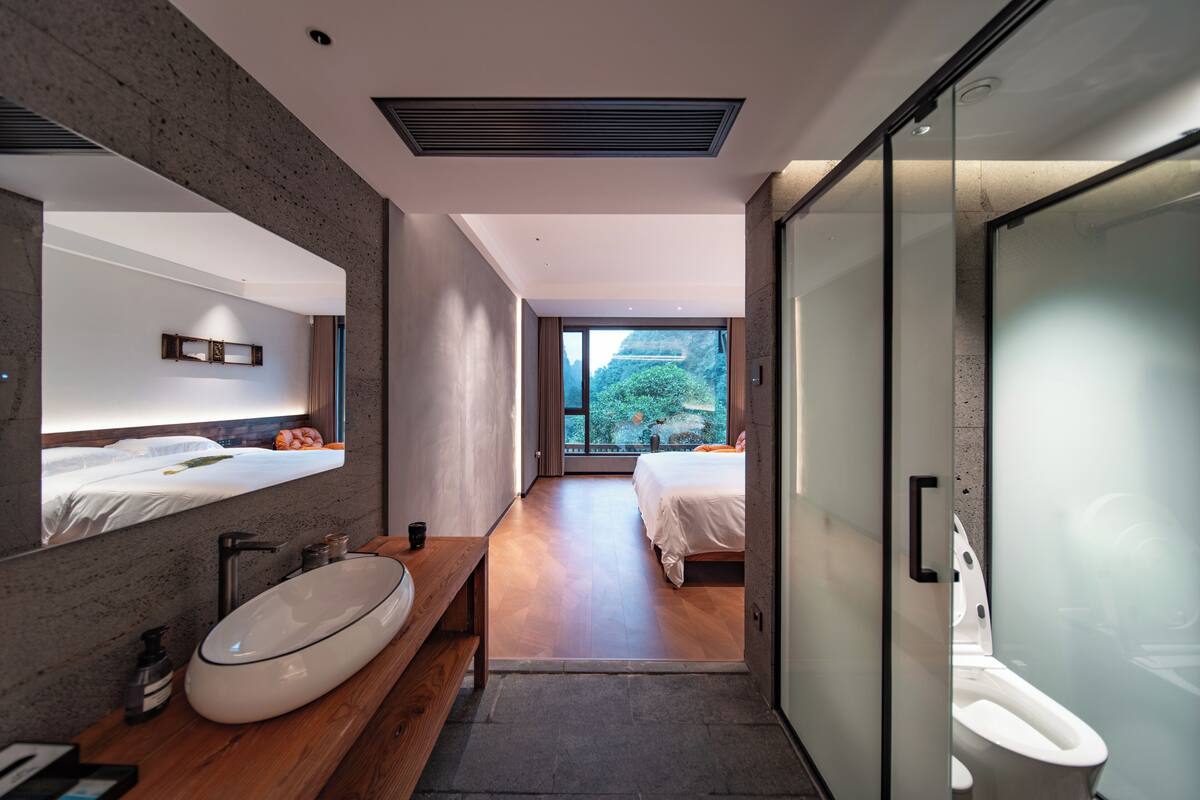 Habitación cuádruple de lujo, baño privado, vista a la montaña | Cortinas blackout, insonorización y wifi gratis
