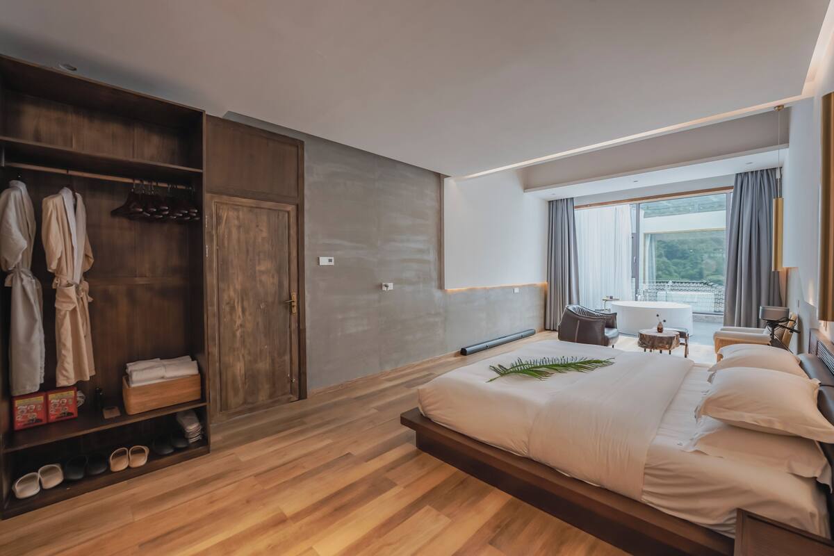 Loft presidencial, 2 habitaciones, baño privado, vista a la colina | Cortinas blackout, insonorización y wifi gratis