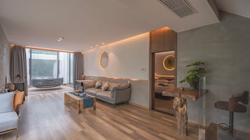Una sala de estar moderna con un sofá, una mesa de centro y un ventanal grande.