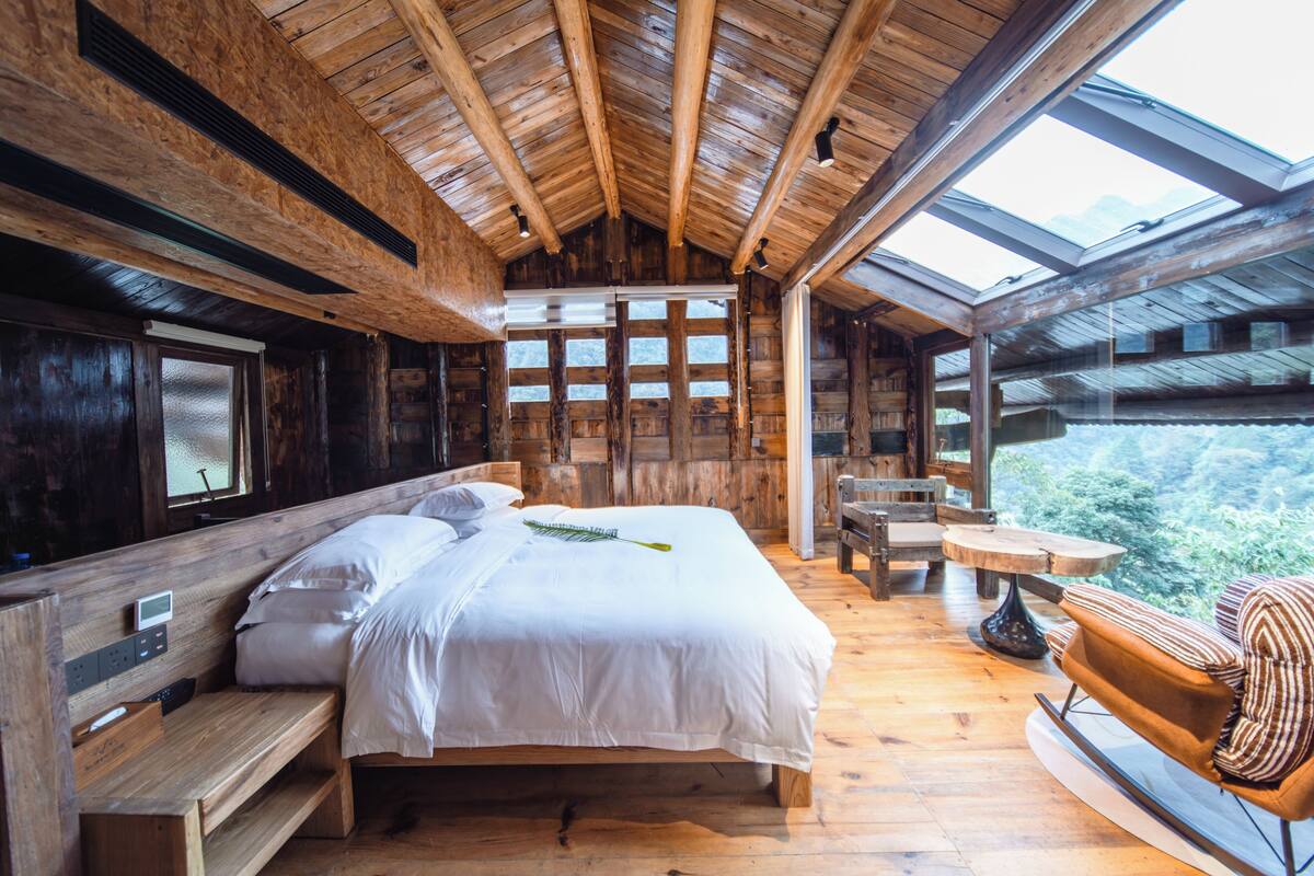 Suite Deluxe, baño privado, vista a la montaña | Cortinas blackout, insonorización y wifi gratis