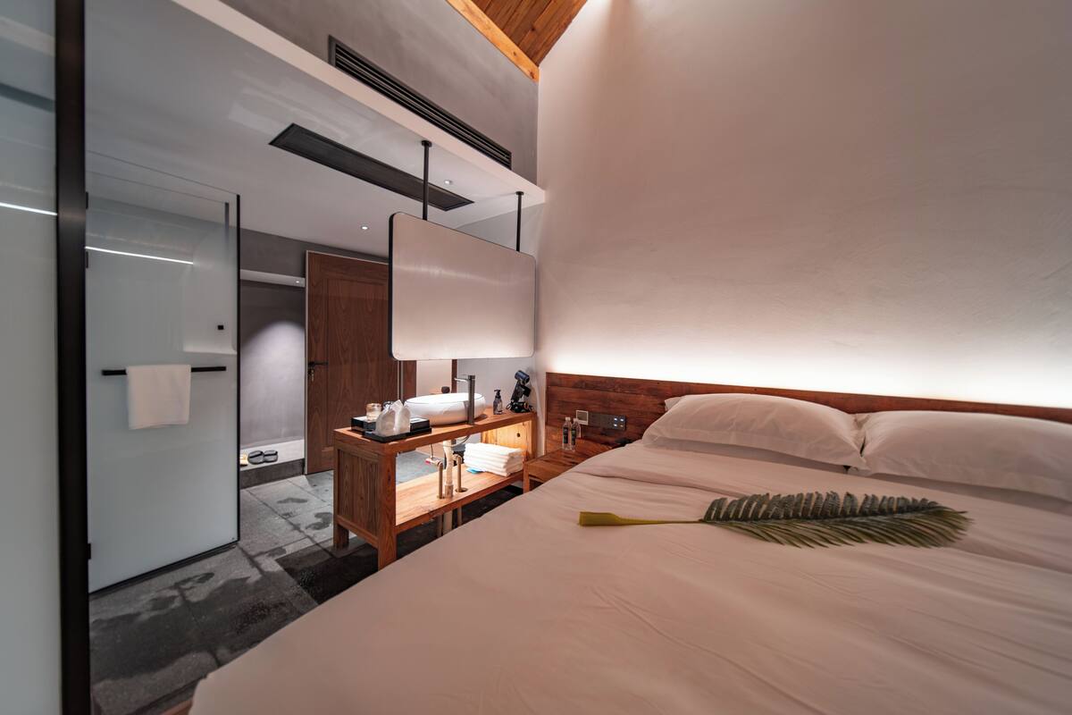 Suite de lujo, 2 habitaciones, baño privado, vista a la montaña | Cortinas blackout, insonorización y wifi gratis