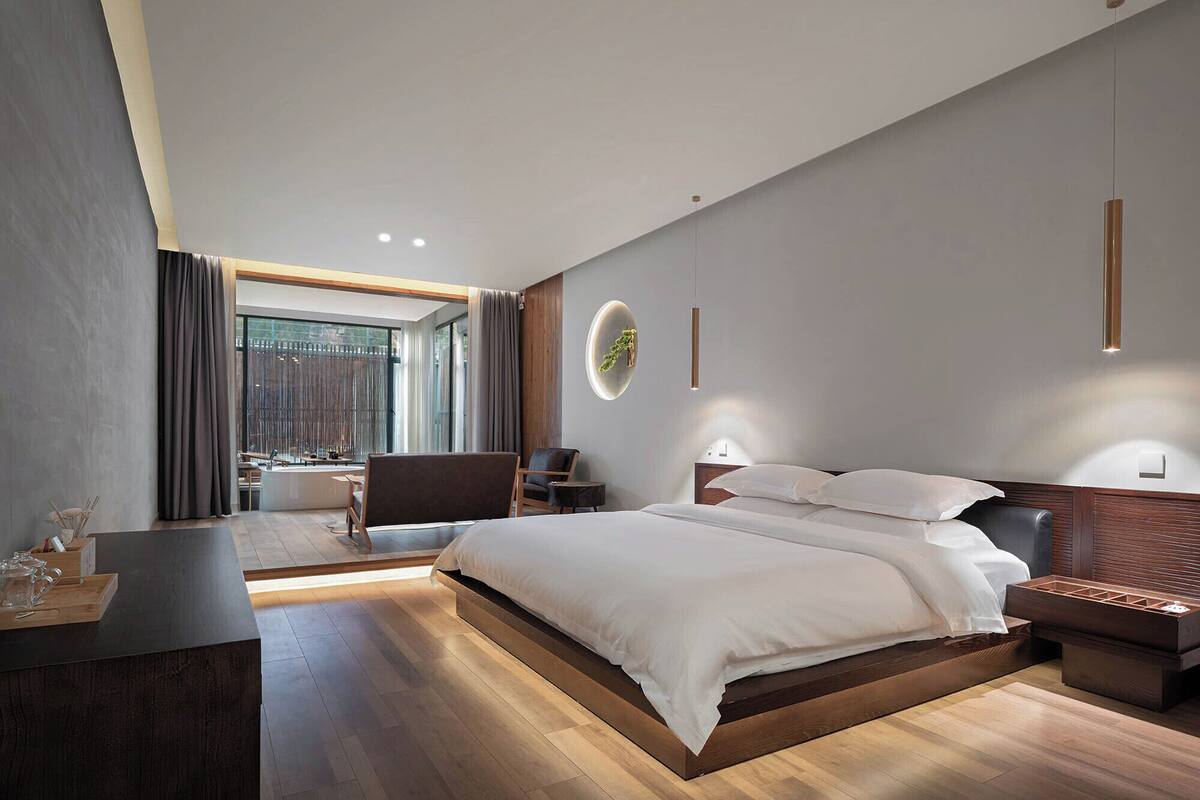 Habitación individual de lujo, se aceptan mascotas, vista a la colina | Cortinas blackout, insonorización y wifi gratis