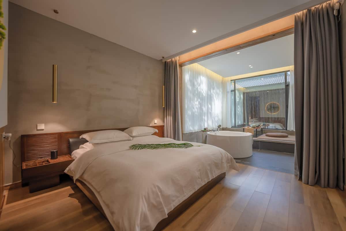 Habitación doble de lujo, se aceptan mascotas, vista a la colina | Cortinas blackout, insonorización y wifi gratis