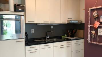 Fridge, oven, dishwasher, cookware/dishes/utensils