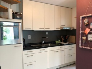 Kühlschrank, Ofen, Geschirrspüler, Kochgeschirr/Geschirr/Besteck
