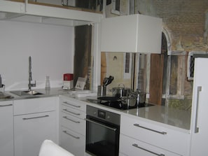 Kühlschrank, Mikrowelle, Ofen, Kochgeschirr/Geschirr/Besteck