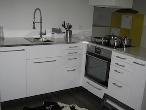 Kühlschrank, Mikrowelle, Ofen, Kochgeschirr/Geschirr/Besteck