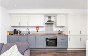 Private kitchen - Perfect 2-bedroom home near Leeds City Centre for your stay (Leeds)