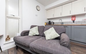 Living area - Perfect 2-bedroom home near Leeds City Centre for your stay (Leeds)