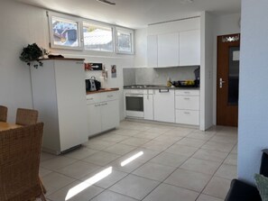 Kühlschrank, Mikrowelle, Ofen, Kochgeschirr/Geschirr/Besteck