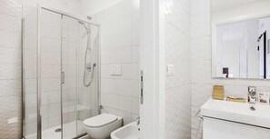 Apartment | Badezimmer | Haartrockner, Handtücher, Shampoo