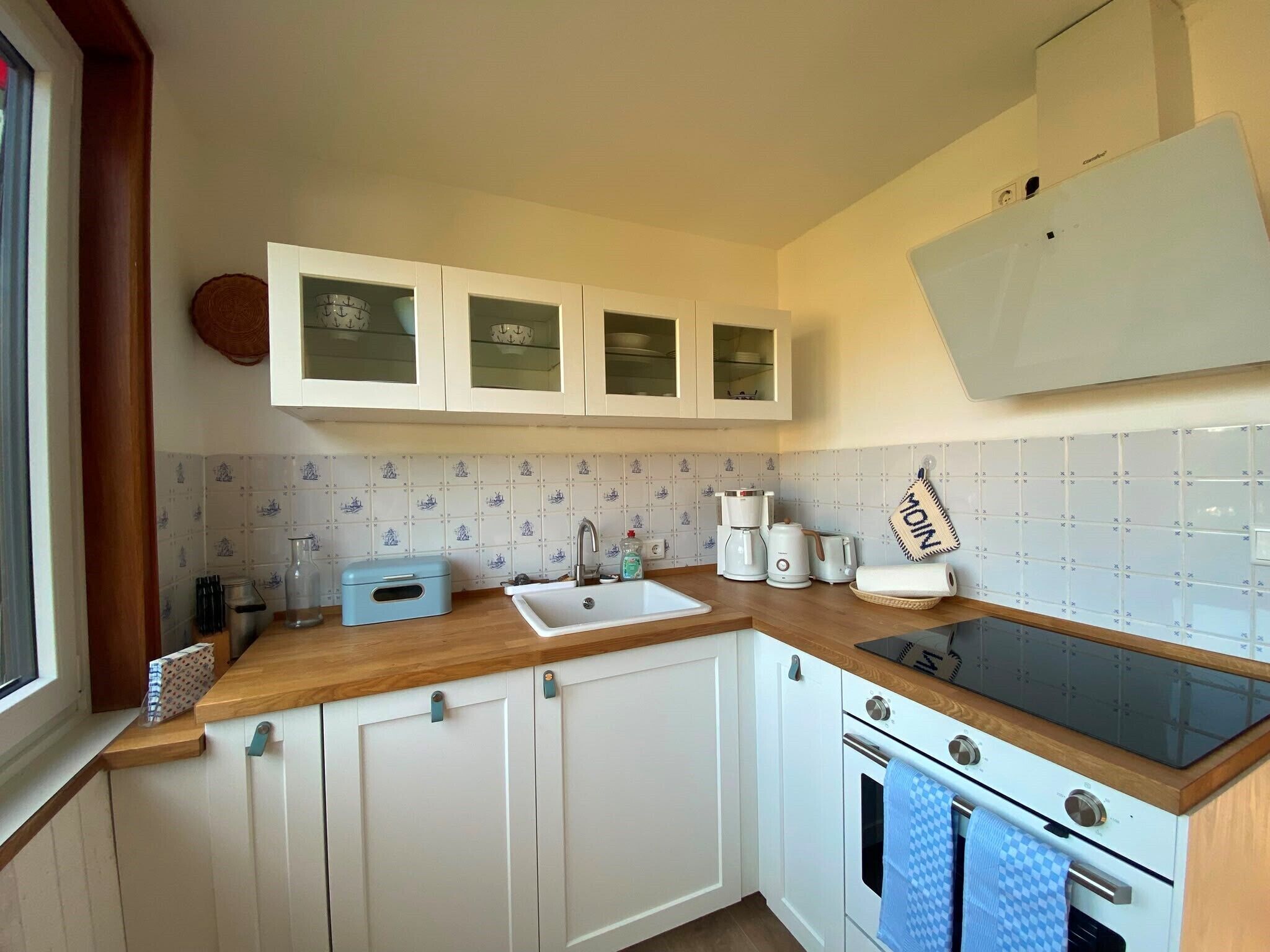 Wasserkocher mit Kaffee-/Teezubehör, Kühlschrank, Mikrowelle, Ofen