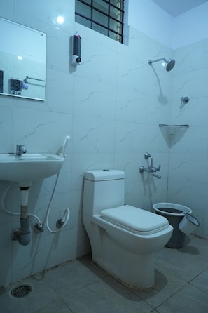 Tweepersoonskamer | Badkamer | Een douche, gratis toiletartikelen, handdoeken, zeep