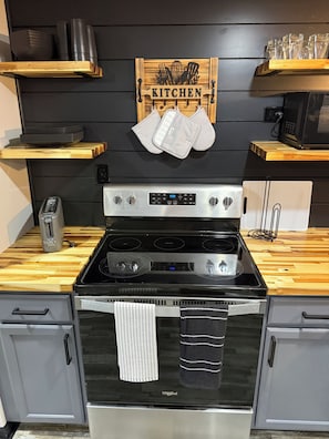 Private kitchen - The Rustic Stay ,in Hubert NC ,10 min from main gate camp Lejeune ,30min from EI (Hubert)