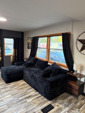 Living area - The Rustic Stay ,in Hubert NC ,10 min from main gate camp Lejeune ,30min from EI (Hubert)