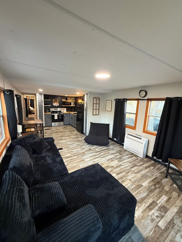 Living area - The Rustic Stay ,in Hubert NC ,10 min from main gate camp Lejeune ,30min from EI (Hubert)