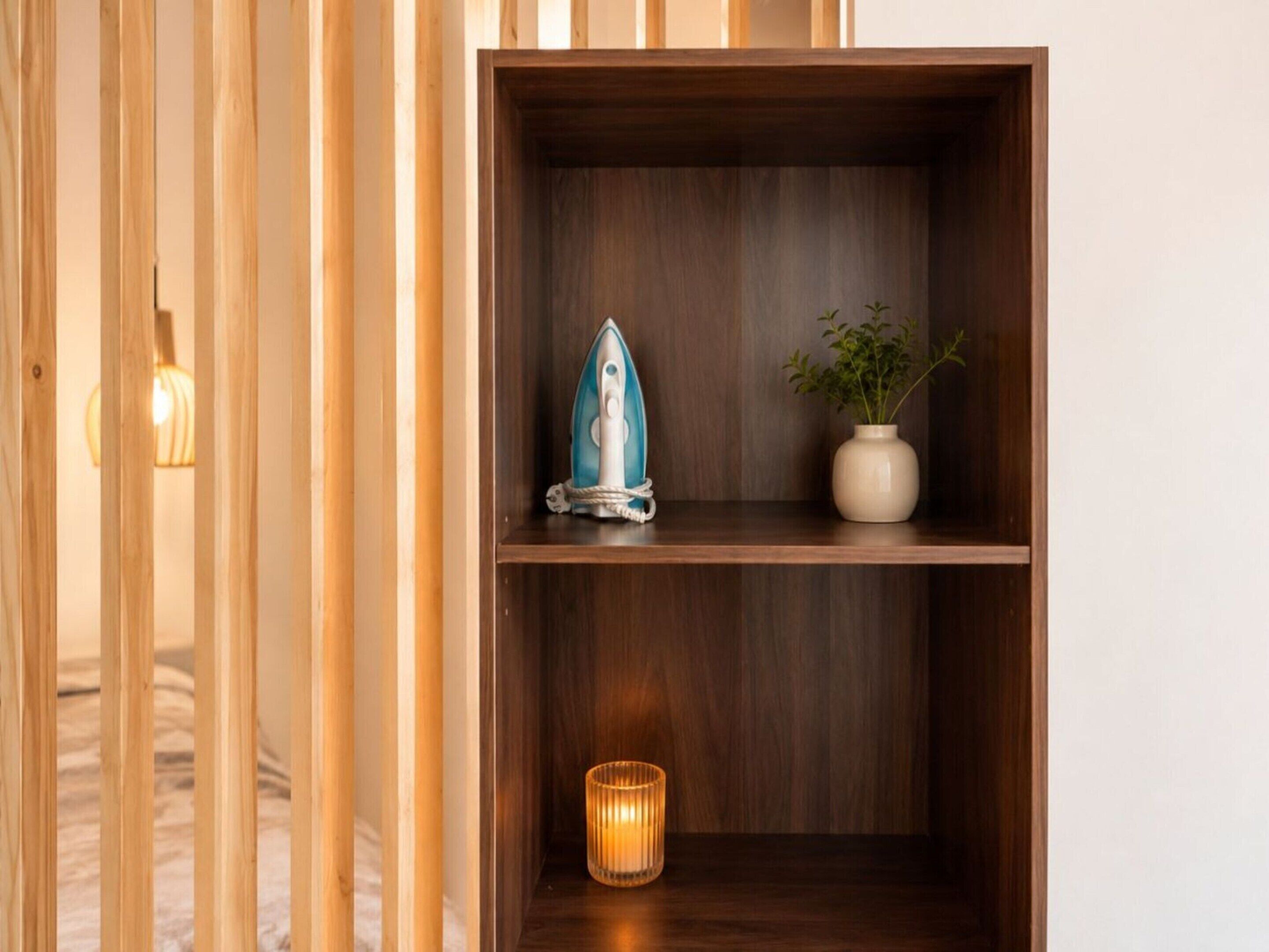 1 habitación y tabla de planchar con plancha 