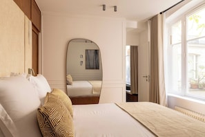 A bedroom with a bed, a mirror, a window with curtains, and a radiator. - Stunning A/C Flat -1bdr/4p- Saint-germain-des-pres (Paris)