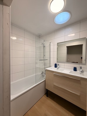 Shower, hair dryer, soap, toilet paper - The Ax Bubble (Ax-les-Thermes)