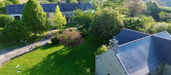 Just 15 minutes from the port of VANNES! A 15-person vacation rental in a quiet, idyllic setting