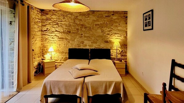 Iron/ironing board, Internet, bed sheets - Just 15 minutes from the port of VANNES! A 15-person vacation rental in a quiet, idyllic setting (Saint-Nolff)