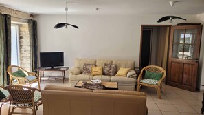 Living area - Just 15 minutes from the port of VANNES! A 15-person vacation rental in a quiet, idyllic setting (Saint-Nolff)