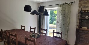Dining - Just 15 minutes from the port of VANNES! A 15-person vacation rental in a quiet, idyllic setting (Saint-Nolff)