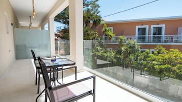 Studio, Garden View | Outdoor dining