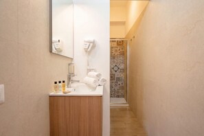 Dusche, Bidet, Handtücher, Shampoo