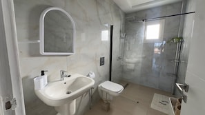Shower, hair dryer, towels, soap - Vrbo Property (Djerba Midun)