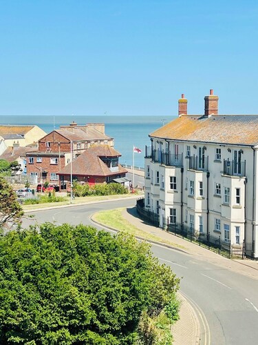 Seafront Townhouse with Views of Walton Pier
