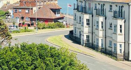 Seafront Townhouse with Views of Walton Pier
