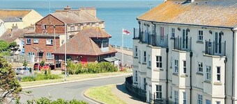 Seafront Townhouse with Views of Walton Pier