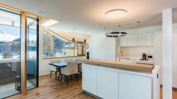Kühlschrank, Ofen, Geschirrspüler, Kochgeschirr/Geschirr/Besteck