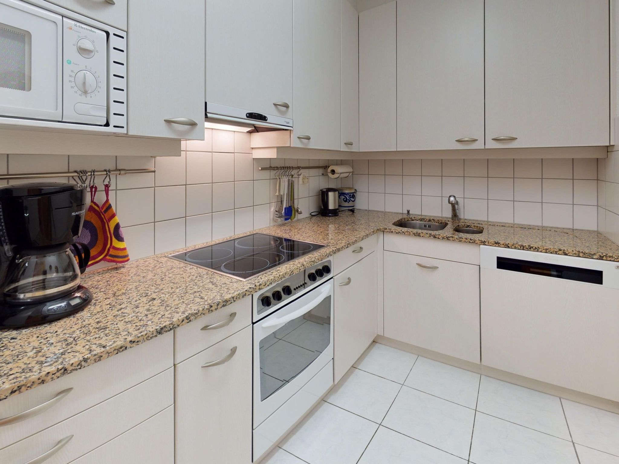 Kühlschrank, Mikrowelle, Ofen, Geschirrspüler