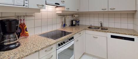 Kühlschrank, Mikrowelle, Ofen, Geschirrspüler