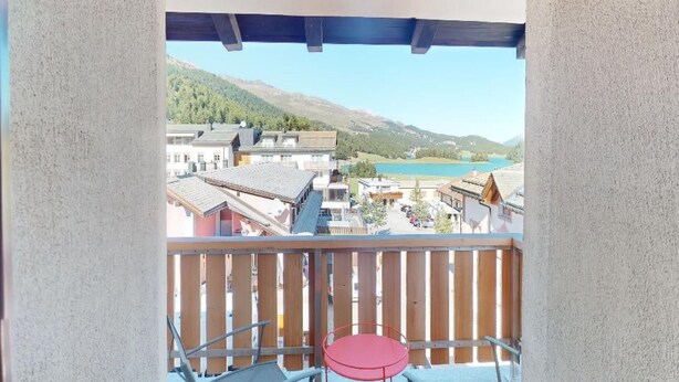 Un balcón con vista a un pueblo y un lago.