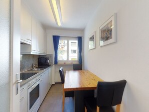 Kühlschrank, Ofen, Kochgeschirr/Geschirr/Besteck