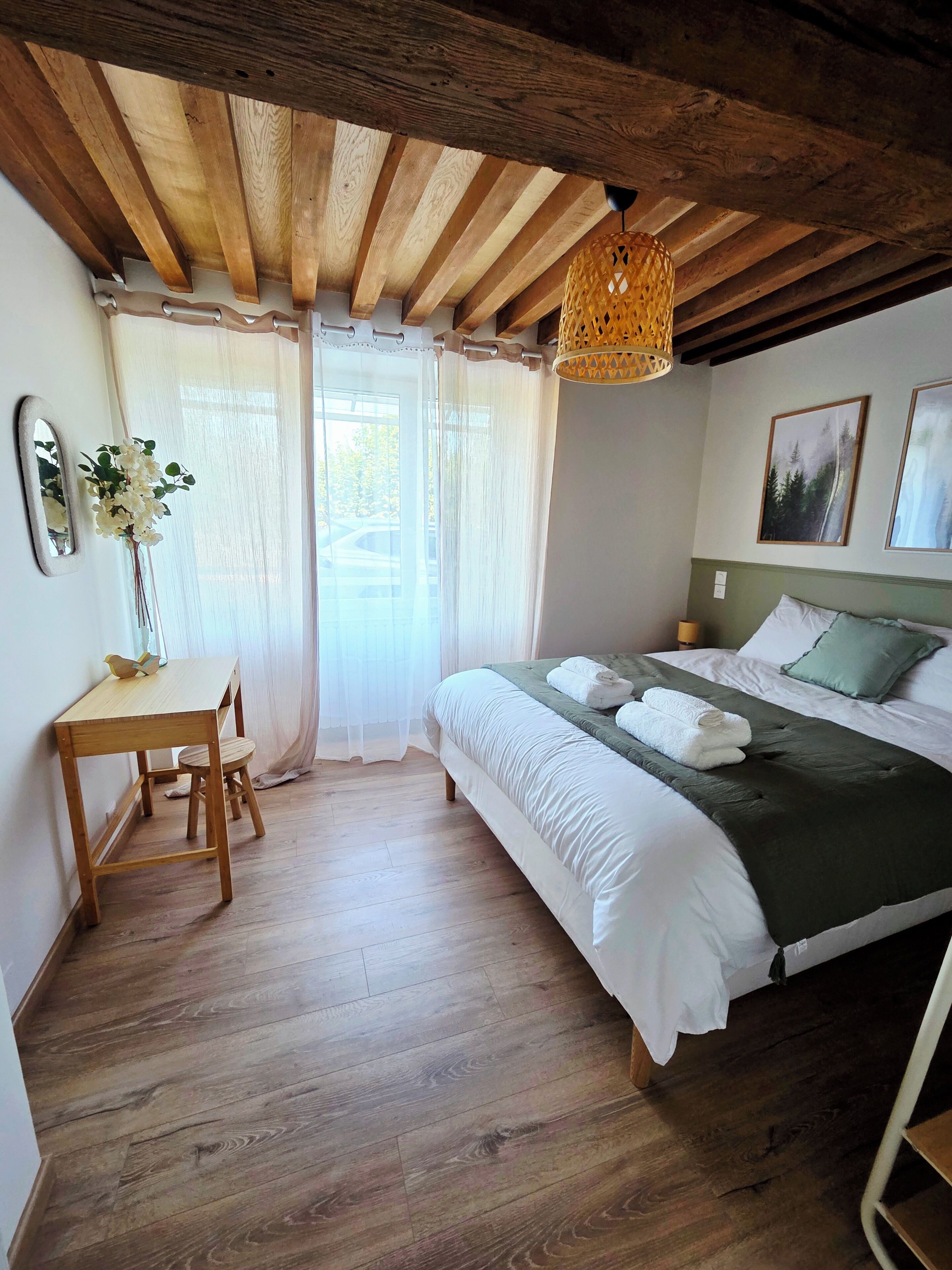 3 slaapkamers, een strijkplank/strijkijzer, gratis wifi, beddengoed