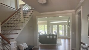 Un escalier avec une rampe en bois et un banc doté d’un coussin.
