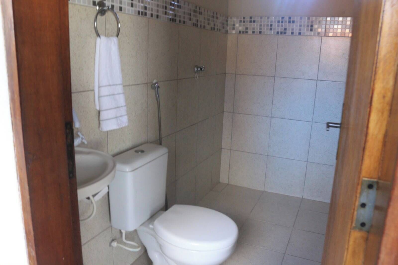 Toalhas de banho, sabonete, papel higiênico 