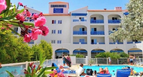 Our rental in Barcarès for 4 people. Pool, AC, beach, and Lydia within walking distance