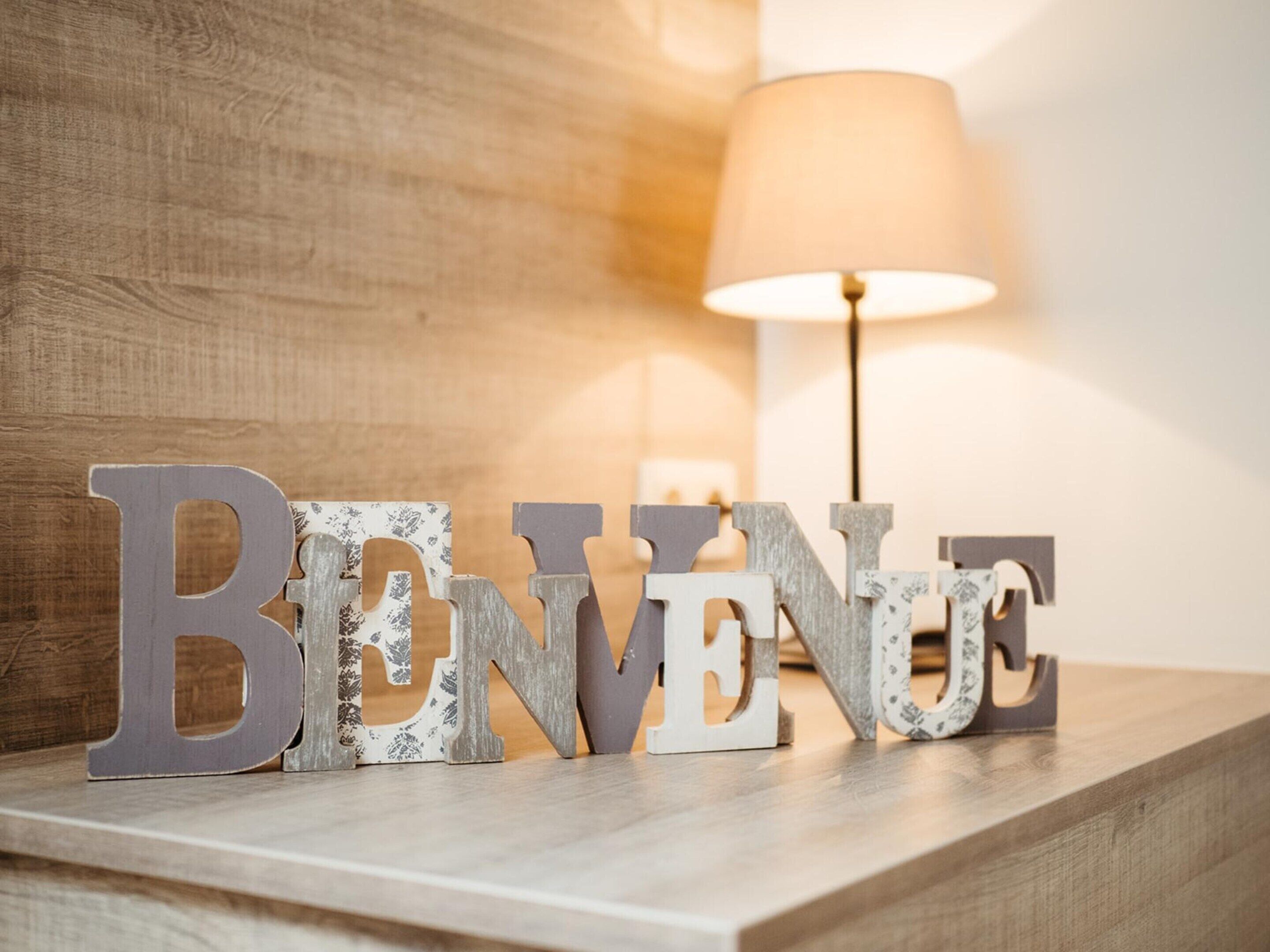 A wooden surface with the words 'BONNE' in large, decorative letters.