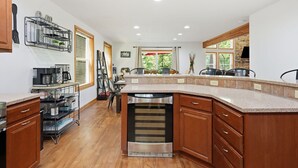 Eine moderne Küche mit Holzausstattung, integriertem Geschirrspüler und einer Arbeitsplatte aus Granit.