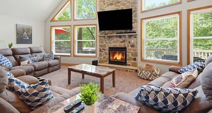 Old Stage Chalet - Game room, hot tub, sleeps 16+