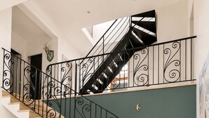 A staircase with black railings and a wooden finish, leading to an upper floor. - KER MI NAT': A large family home in the heart of Vannes, (Vannes)